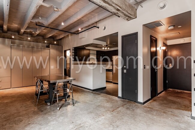 Building Photo - The Regis