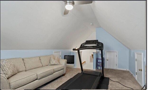 Building Photo - Spacious 3/2 Available Now!