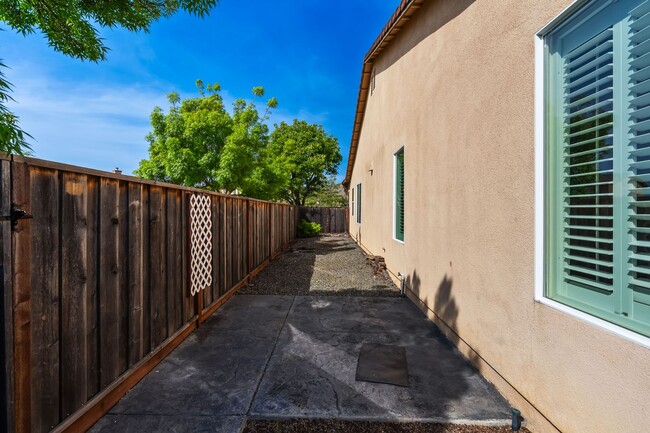 Building Photo - Spacious 3-Bed, 2-Bath Single Level Home
