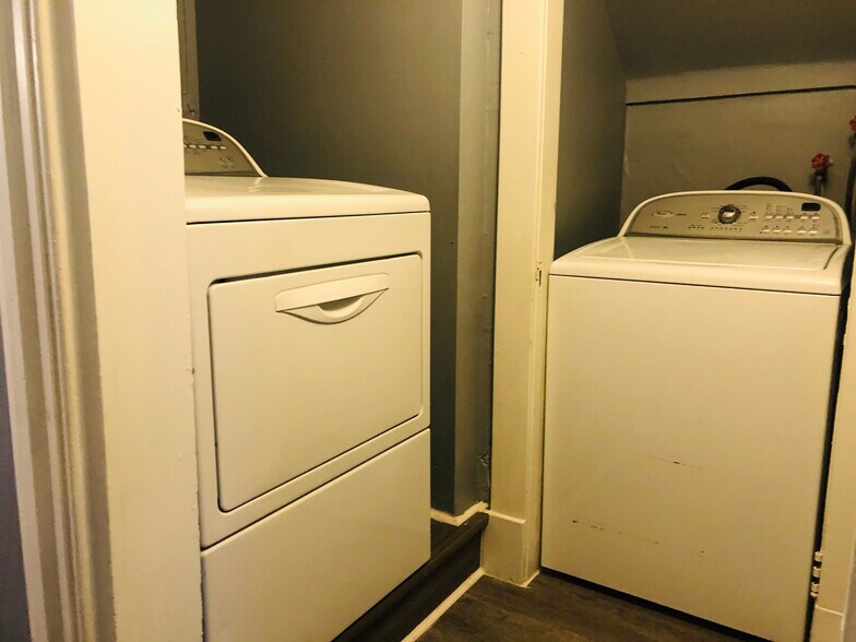 Building Photo - 2922 E Cold Spring Ln