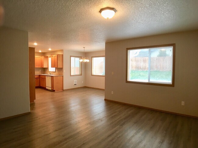 Building Photo - Finic5