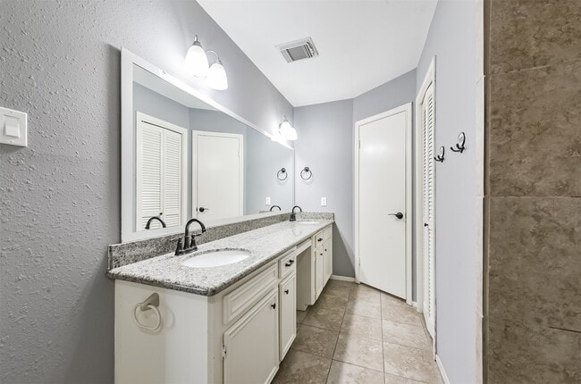 Building Photo - 5347 Lincoln Green Dr