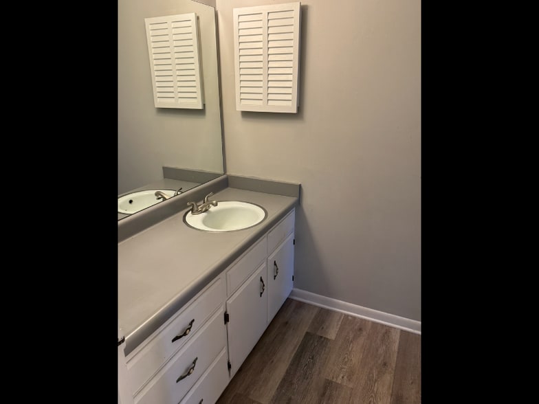 Building Photo - 515 Basswood Ave