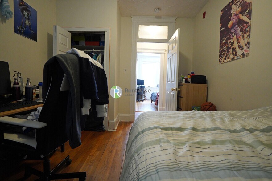 Building Photo - 76 Gordon St