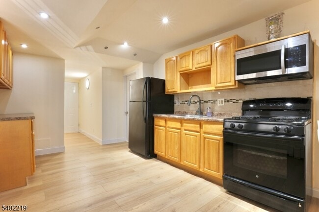 Building Photo - 859 Lafayette St