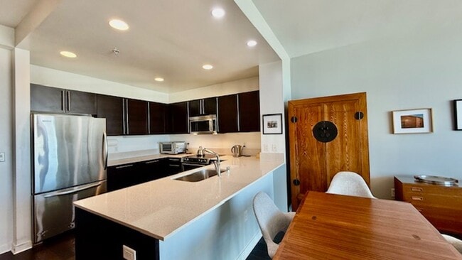 Building Photo - FURNISHED Modern 1BR + Den/1BA w/ Breathta...