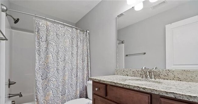 Building Photo - Spacious 3BR/2 BA Townhome Located in Caba...