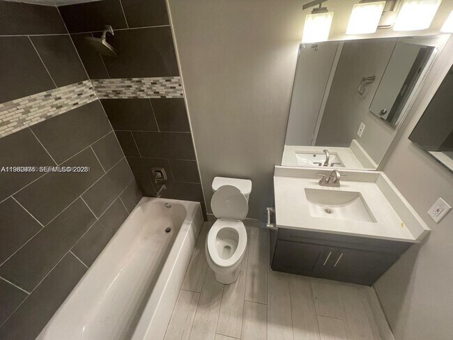 Building Photo - 2811 N Oakland Forest Dr