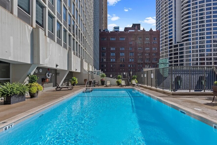 Building Photo - 111 E Chestnut St