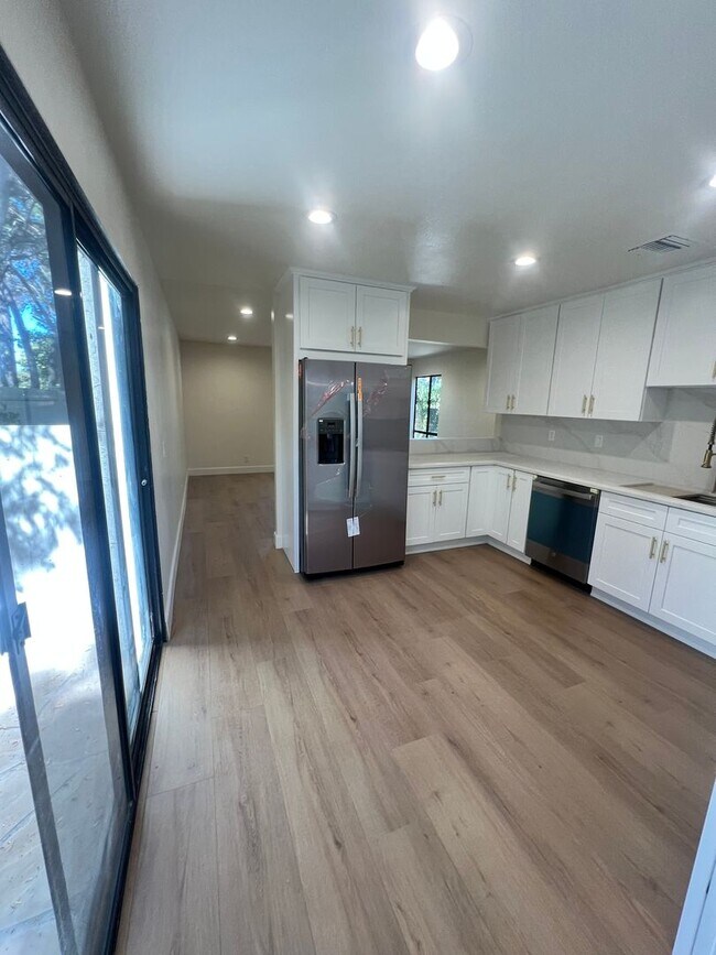 Building Photo - Thousand Oaks - 3 bedroom, 2.5 bath in the...
