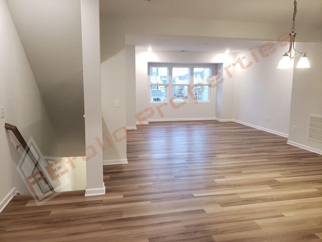 Building Photo - Luxury 3 Story 4 BD/3.5 Bath Townhome @ Sm...