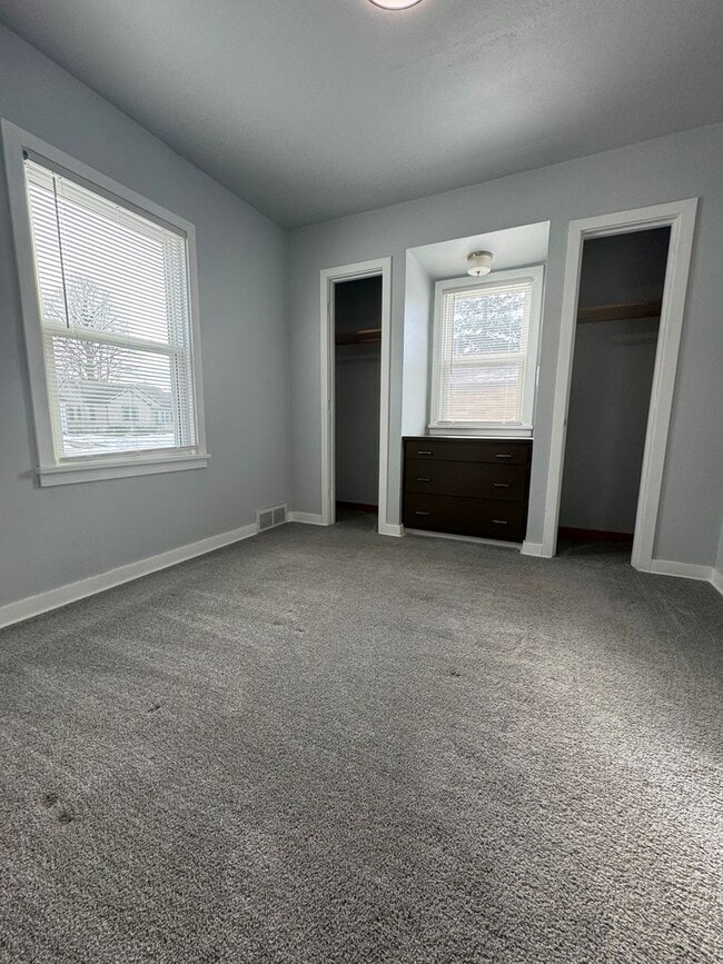 Building Photo - Beautiful 3 Bedroom 1 Bath Ranch Style Sin...