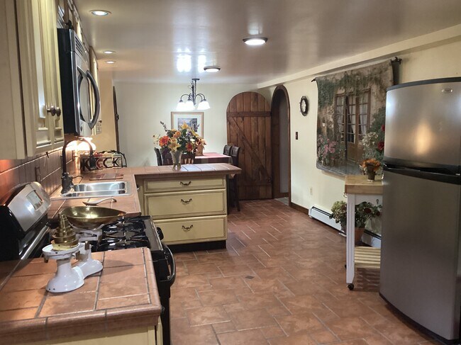 Building Photo - Furnished Apartment Living at 277 N Highland