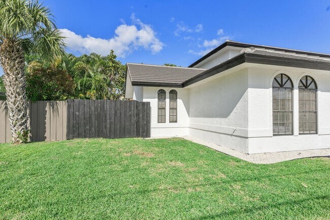 Building Photo - 150 Lucina Dr