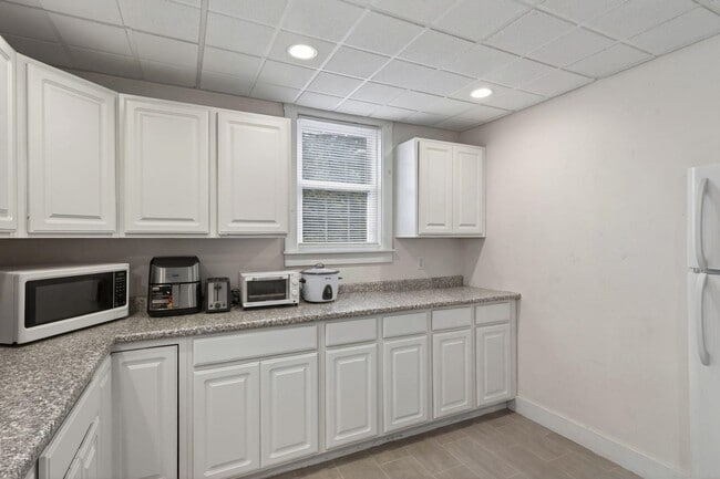 Building Photo - 178 Exeter Rd