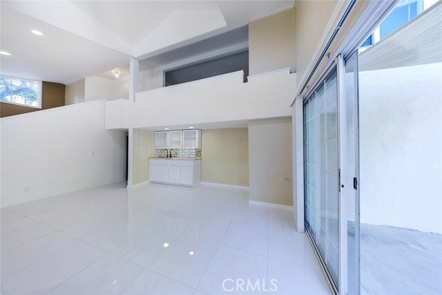 Building Photo - 2255 E Chevy Chase Dr