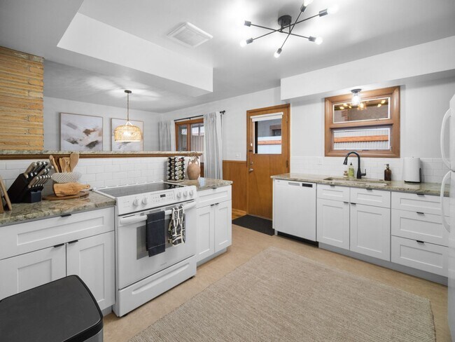 Building Photo - Beautiful FULLY FURNISHED TWO BEDROOM DUPLEX!