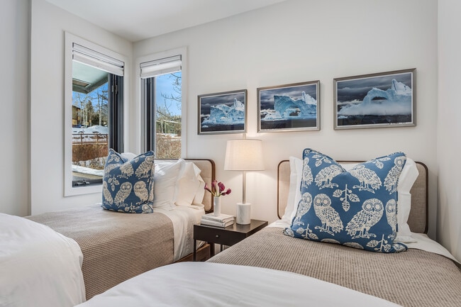 Building Photo - 135 Carriage Way