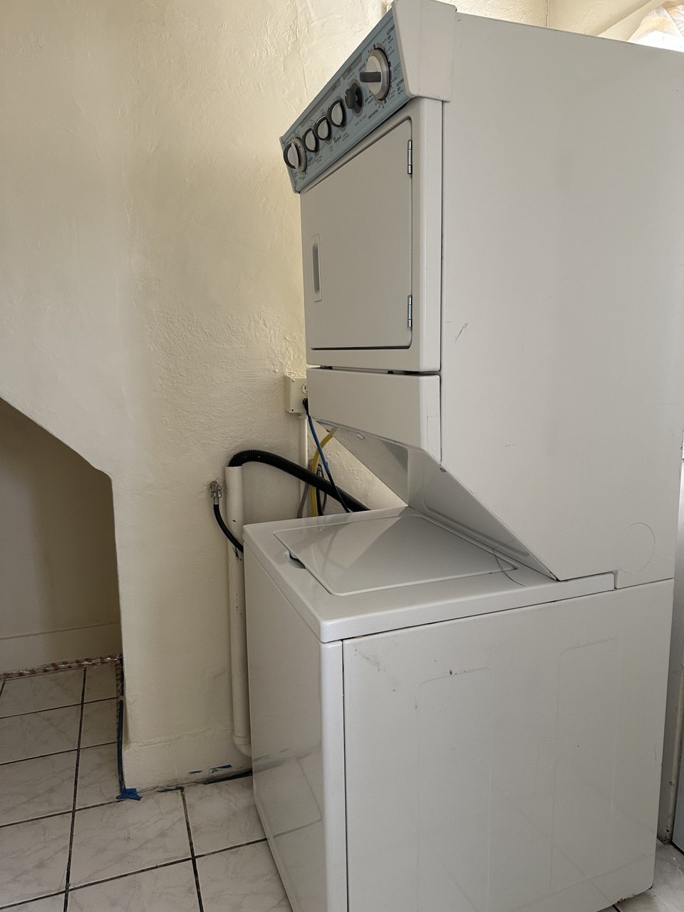 in-house washer and dryer - 120 N Berendo St