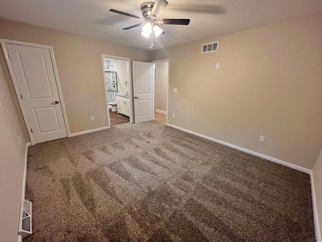 Building Photo - Great 4 Bed 3 Bath House In Parkade!