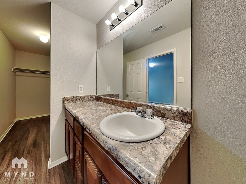 Building Photo - 9208 Pleasant Valley Dr