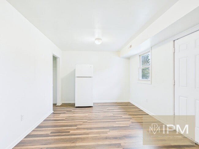 Building Photo - Available Now! Cozy 3 Bedroom, 1 Bath Town...