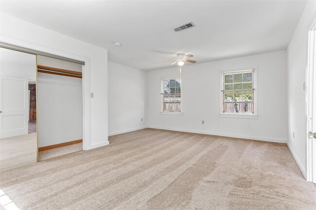 Building Photo - Charming 2-Bedroom, 1/5-Bath Home in Little Forest Hills
