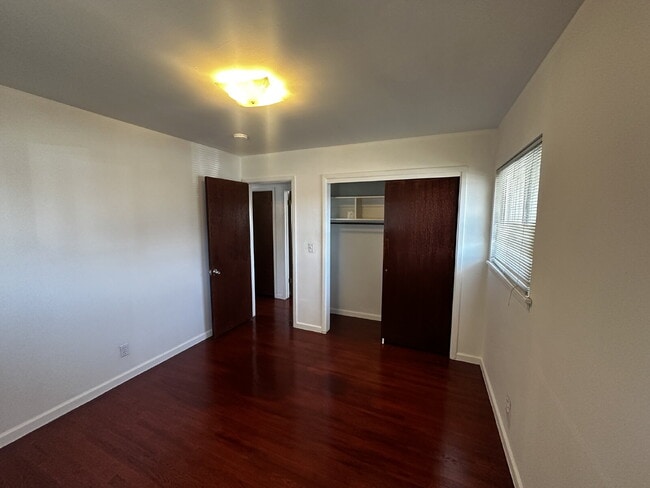 Building Photo - Available Immediately!  Spacious 6-Bedroom Retreat with 2 Full Baths in Charming Denver Locale!