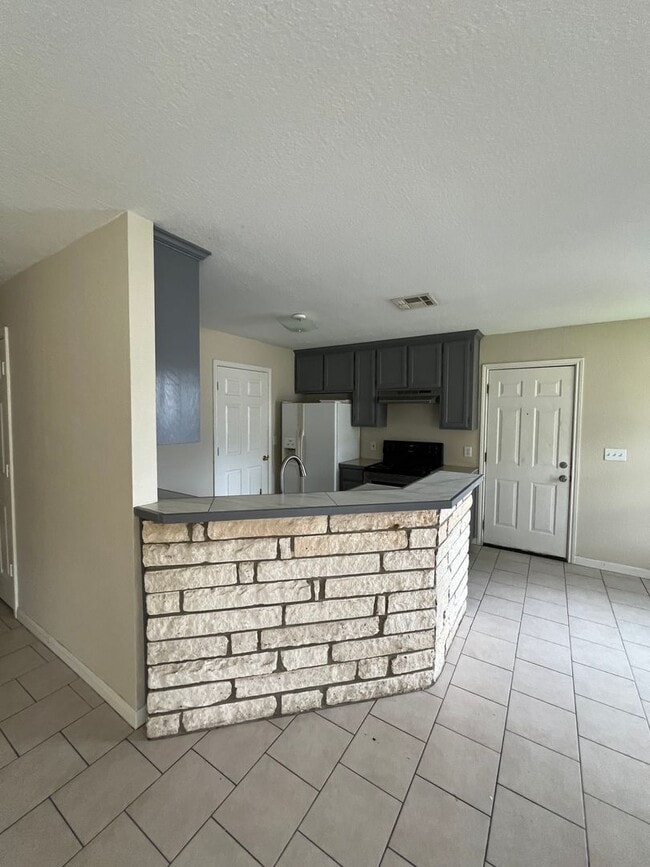 Building Photo - Lacy Lakeview