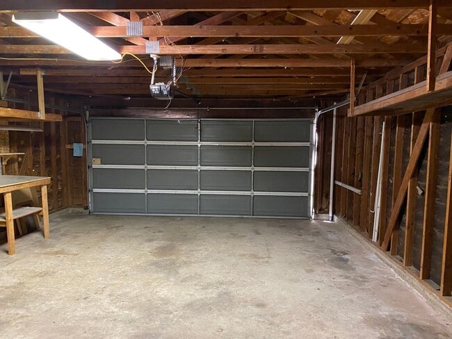 Building Photo - 3 Bedroom 2 Bath Home
