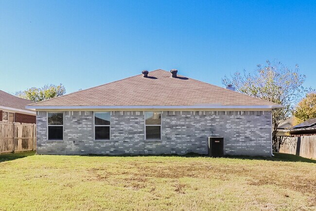 Building Photo - 6101 Summerfield Dr