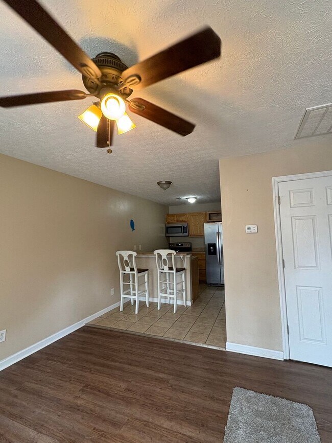 Building Photo - 2 bedroom 2 Bath Apartment