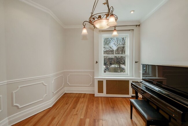 Building Photo - 3 Bed 2.5 Bathroom - Capitol Hill Rowhome - Driveway For Parking