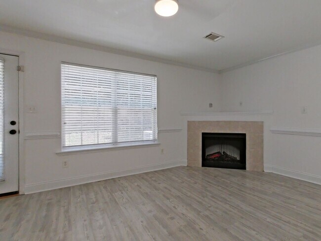 Building Photo - Available NOW- West Augusta Townhome with garage