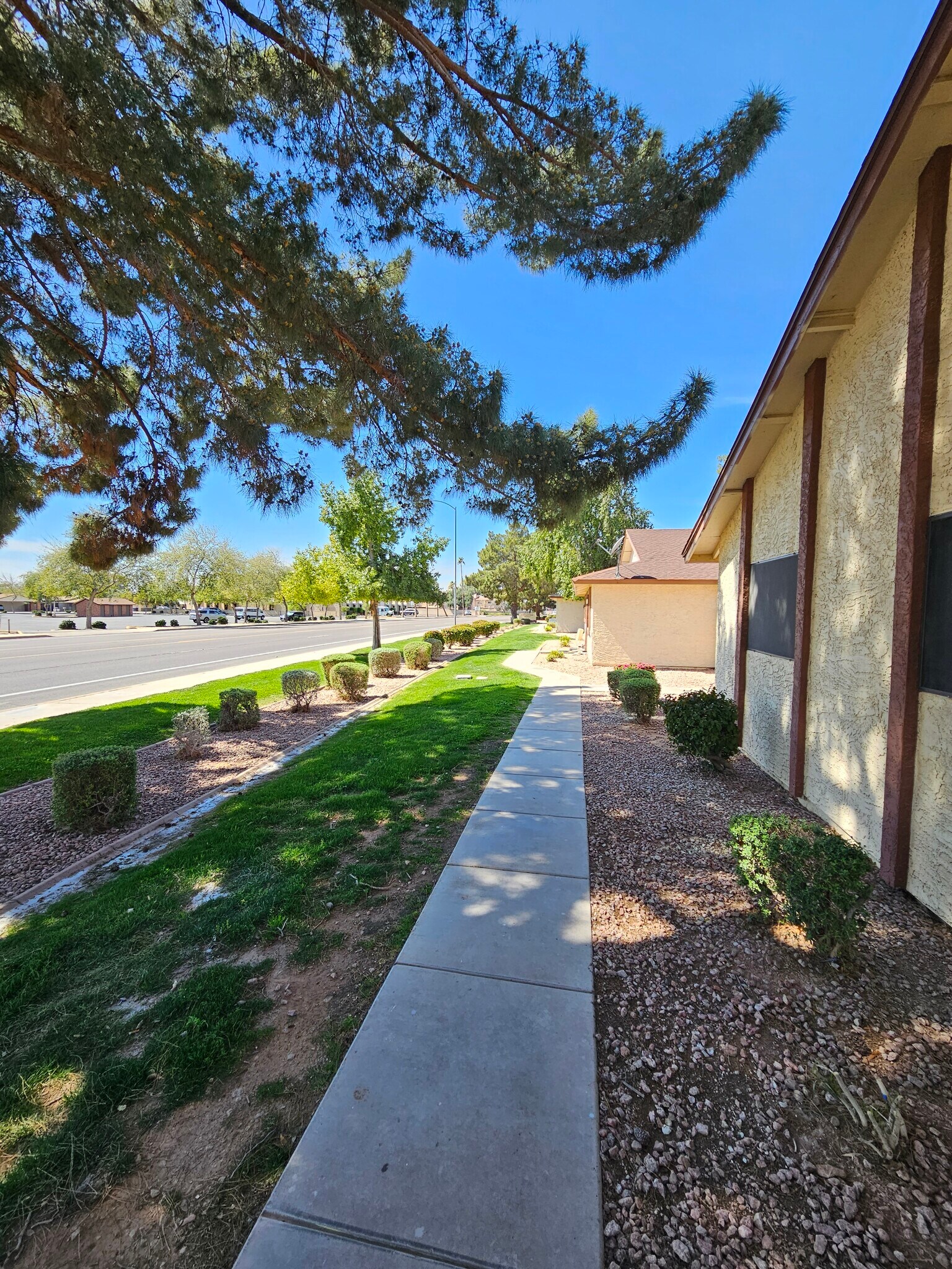 Building Photo - 860 E Brown Rd