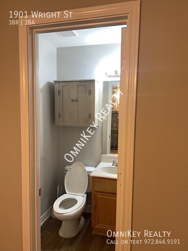 Building Photo - 1901 Wright St