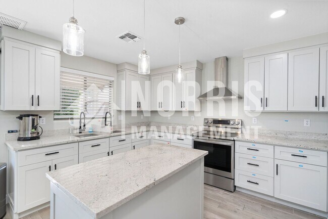 Building Photo - Beautiful Large Furnished Home w/A Pool