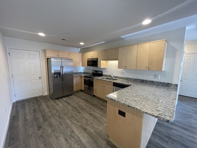 Building Photo - Available NOW! GREAT 2BR-1BA Duplex