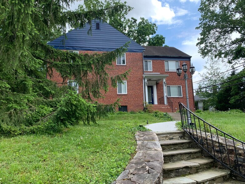 Front - 2207 Sulgrave Ave