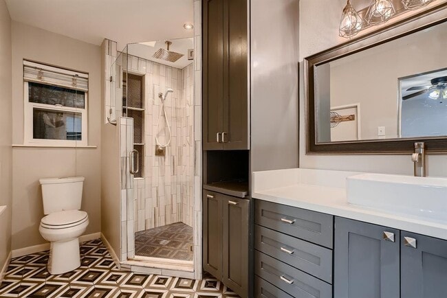 Building Photo - 5019 Oak Forest Dr