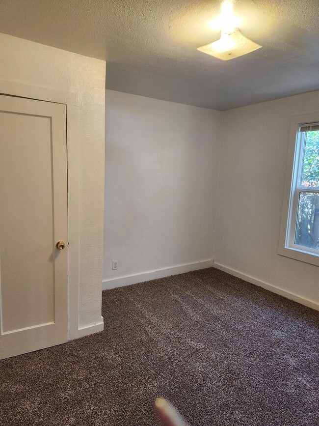 Building Photo - Charming little home in Anderson