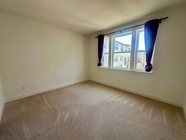 Building Photo - Mission Blvd 2 Bedroom 2 Bath Unit!