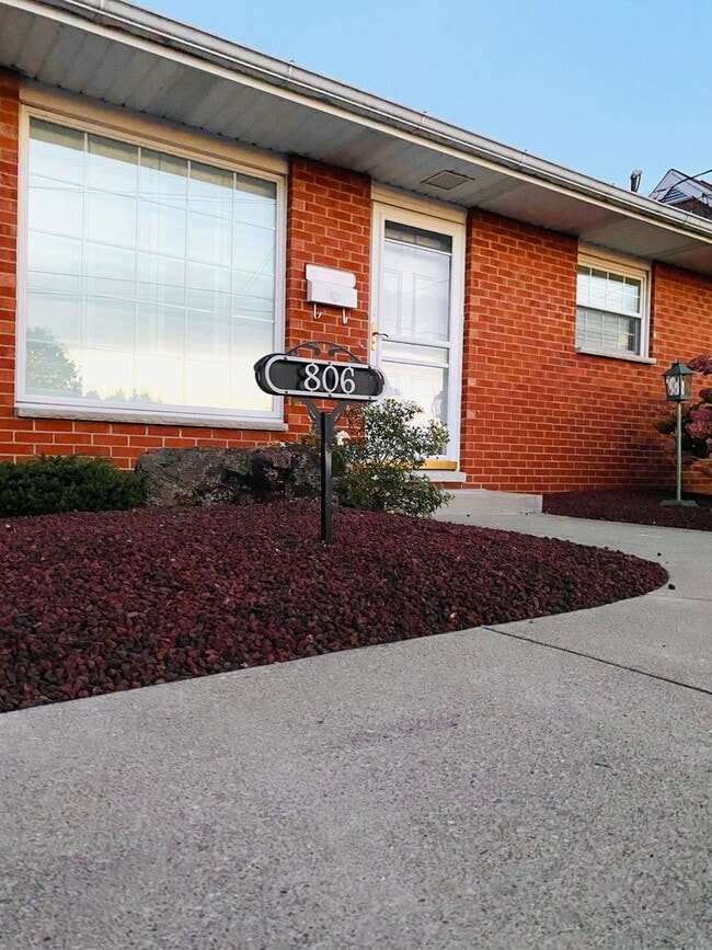 Building Photo - Beautiful Brick in Belpre!