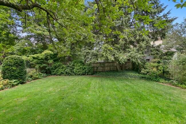 Building Photo - 266 Everit St