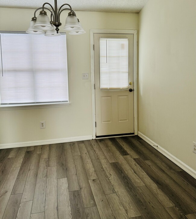 Building Photo - 2607 Bluff View Dr