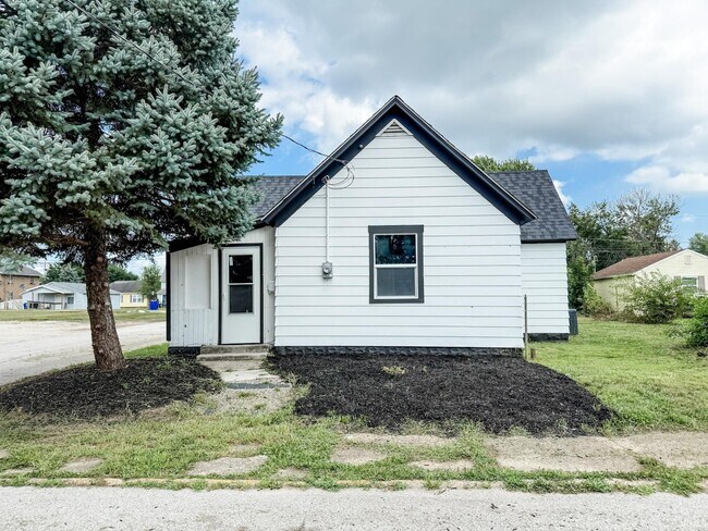 Primary Photo - 1924 N Indiana Ave