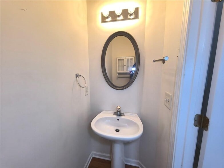 Building Photo - 619 Kenridge Way