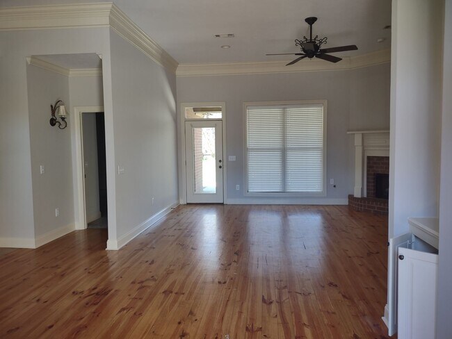 Building Photo - 103 Hallmark Pl