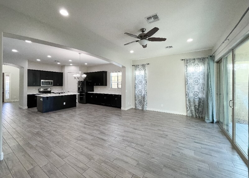 Building Photo - 2902 E Ebony Dr
