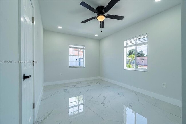 Building Photo - 921 NW 30th Ct